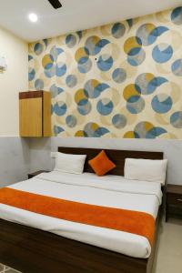 Postel nebo postele na pokoji v ubytování Hotel Dolphin Palace Family Rooms - Near Taj mahal - Affordable Stay -