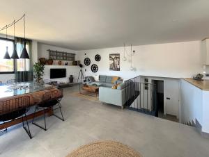 a kitchen and living room with a couch and a table at Los Castaños in La Alberca