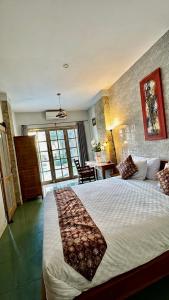 une chambre avec un grand lit dans une pièce dans l'établissement Blue Diamond Residenses Seminyak, à Seminyak