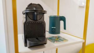 a blender on a shelf next to a mug at Il Cuore d'Abruzzo in Introdacqua +2 photos