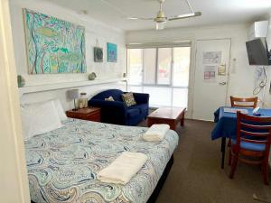 Katil atau katil-katil dalam bilik di Bundaberg Coral Villa Motor Inn +31 gambar
