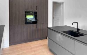 Kuchyň nebo kuchyňský kout v ubytování 4 Bedroom Stunning Home In Aakirkeby