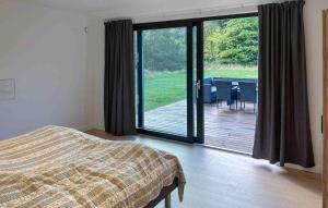 Postel nebo postele na pokoji v ubytování 4 Bedroom Stunning Home In Aakirkeby + 33 fotografií