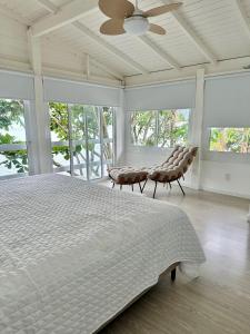 Giường trong phòng chung tại Utupia by the sea