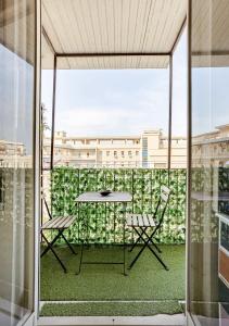 a patio with a table and chairs on a balcony at Dolce Sicily a 1km dal centro in Palermo