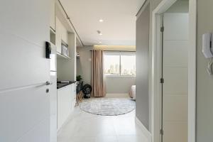 a hallway with a door leading to a living room at Apê no Belenzinho – Metrô Bresser / Pq. Belém in Sao Paulo