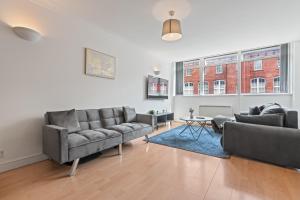 Una sala de estar con dos sofás y una mesa. en Leeds Central Hub - Free Parking - Sleeps 5, en Leeds