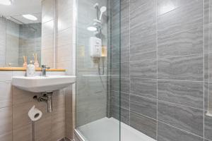 un baño con lavabo y ducha en Leeds Central Hub - Free Parking - Sleeps 5, en Leeds 23 fotos más