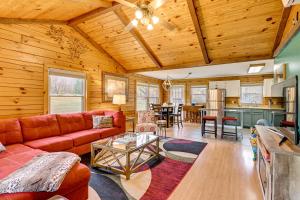 ウィンダムにあるHigh Peak Heaven Cozy Log Cabin on 1 Acre!のソファとテーブルのあるリビングルーム
