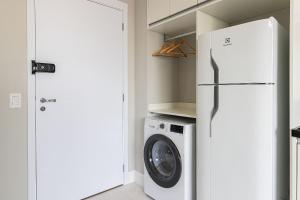 a kitchen with a refrigerator and a washing machine at Apê no Belenzinho – Metrô Bresser / Pq. Belém in Sao Paulo +12 photos