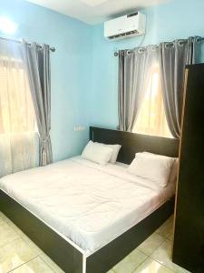 Postel nebo postele na pokoji v ubytování Comfort Luxury Serviced Apartments Owerri