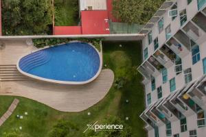 an overhead view of a swimming pool on a building at Secrt Sabana 2BR · Bright & Comfortable · Pool & Gym · Parking · Apt 2610 in San José