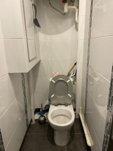 Baño pequeño con aseo con tapa en Noemi Appart, en Lyon