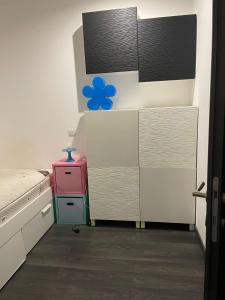 Un dormitorio con una cómoda con una flor azul. en Noemi Appart, en Lyon