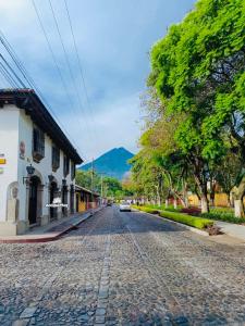 a cobblestone street in a town with a mountain at La casita de Charlie in Antigua Guatemala
