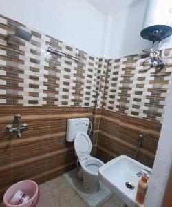 een badkamer met toilet en wastafel bij The Moksha Residency By MOM'S in Prayagraj +3 foto's