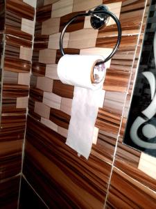 een rol toiletpapier aan een muur bij The Moksha Residency By MOM'S in Prayagraj