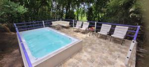 a hot tub with chairs and a table and a table and chairs at NUEVO Hotel Morada en el centro del Eje Cafetero in Quimbaya