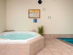 jacuzzi en una habitación con en 12 person holiday home in Haderslev-By Traum, en Årøsund 23 fotos más