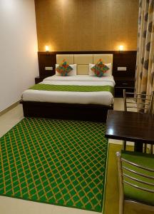 Postel nebo postele na pokoji v ubytování Hotel Dolphin Palace Family Rooms - Near Taj mahal - Affordable Stay - + 8 fotografií