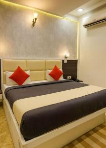 Postel nebo postele na pokoji v ubytování Hotel Dolphin Palace Family Rooms - Near Taj mahal - Affordable Stay -