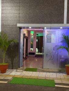 Exteriér nebo vchod ubytování Hotel Dolphin Palace Family Rooms - Near Taj mahal - Affordable Stay -