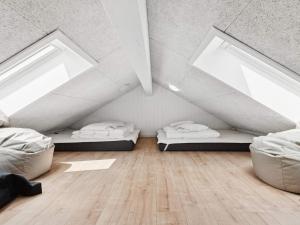 Dos camas en una habitación con dos ventanas. en 5 star holiday home in Bogense, en Bogense 28 fotos más