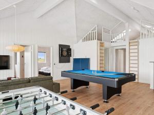 Una sala de estar con una mesa de billar y un sofá. en 5 star holiday home in Bogense, en Bogense