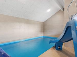 una piscina cubierta con un tobogán en una habitación en 5 star holiday home in Bogense, en Bogense