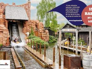 un flyer pour un parc aquatique avec toboggan dans l'établissement Type 10- Ho Holiday Centre holiday home, à Blåvand