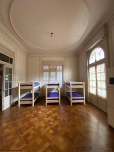 a room with two bunk beds and a window at Mitre778 in Rosario