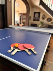 two ping pong paddles on top of a table at Mitre778 in Rosario