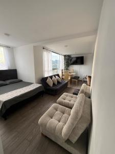 a living room with a couch and a bed at Simplemente en Casa! in Manizales