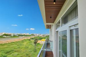 Μπαλκόνι ή βεράντα στο TrueLife Summit Suites - Premium stay near Tirupati temples - Breakfast included - 2BHK Studio AC apartments - 55" Android TV, 250 Airtel channels, Super fast WiFi - Generator, Hall, Modular kitchen, RO system, Microwave - Top service with lots of Love