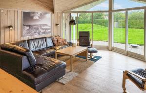 ホーフブルグにある3 Bedroom Stunning Home In Hovborgの革張りのソファとテーブルのあるリビングルーム