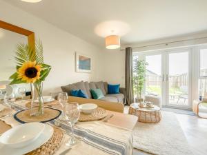 Ruang duduk di 2 Bed in St Davids 92137