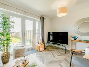 Televisyen dan/atau pusat hiburan di 2 Bed in St Davids 92137