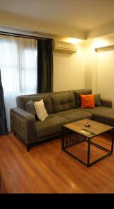 a living room with a couch and a coffee table at Artan rezidans 519 in Konak