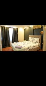 a bedroom with a large bed with white sheets and pillows at Artan rezidans 519 in Konak