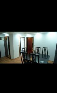 a dining room with chairs and a table in a room at Artan rezidans 519 in Konak