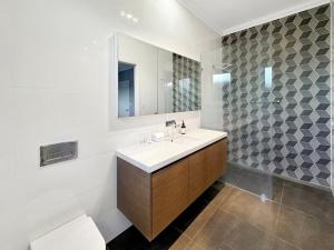 a bathroom with a sink and a mirror at Peter's Central Haven in Wagga Wagga +23 photos