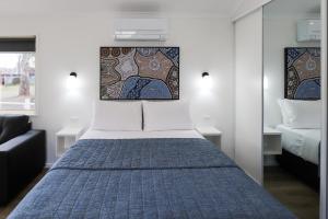un dormitorio con una cama y una ventana en Kingaroy Holiday Park, en Kingaroy 90 fotos más