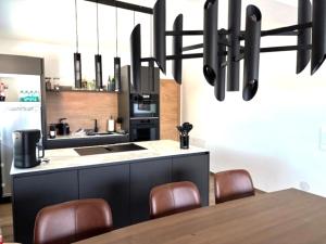 Il dispose d'une cuisine avec une table et des chaises. dans l'établissement Grebenzen Lodge Starnberg 60A, à Sankt Lambrecht