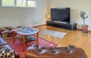 Una televisión o centro de entretenimiento en Nice Home In Eksjö With Sauna