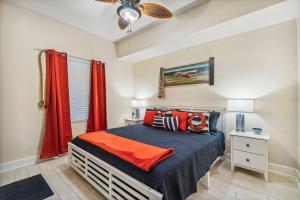 een slaapkamer met een bed en een rood gordijn bij Ocean Front Condo 29th Floor - Must be 25 to Book in Panama City Beach