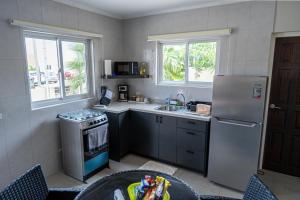 Una pequeña cocina con nevera y fregadero. en N-Joy Aruba, en Cunucu Abao 3 fotos más