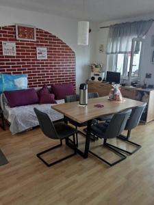 een woonkamer met een tafel, stoelen en een bank bij Seaside secluded apartments Cove Virak, Hvar - 6969 in Gdinj +16 foto's