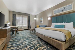 Una habitación de hotel con una cama grande y un escritorio. en Executive Residency by Best Western Corpus Christi, en Corpus Christi 43 fotos más