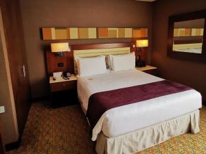 a bedroom with a large bed in a hotel room at Mercure Bogota Calle 100 in Bogotá