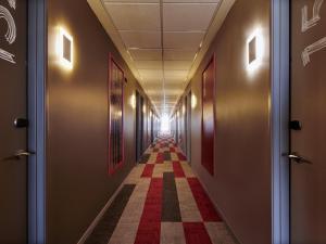 a long hallway with a red and white checkered floor at Ibis Torreon in Torreón